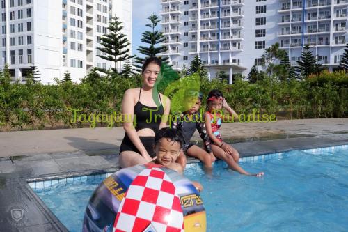 大雅台PS4+NETFLIX+TV PLUS Tagaytay Tropical Staycation at SMDC的一群人坐在游泳池里
