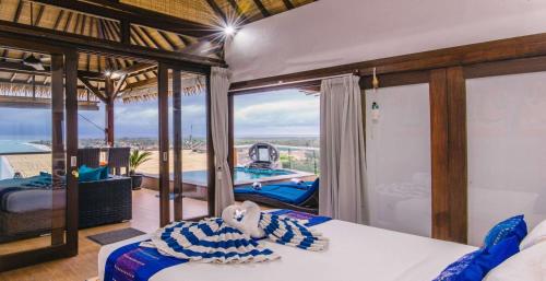 蓝梦岛伦博港和谐酒店的一间设有床铺并享有游泳池景致的客房