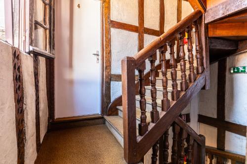 巴约讷新港酒店的房屋内带木楼梯的楼梯