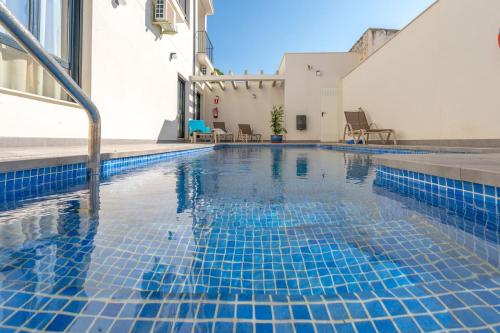 丰特-德彼德拉Apartamentos La Laguna的一座蓝色瓷砖的游泳池