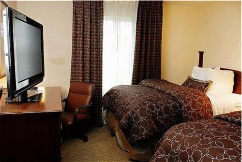 费城福吉谷422斯代布里奇套房酒店客房内的一张或多张床位