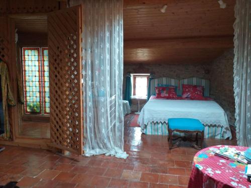 特雷布Riverside Home Cottage的一间卧室配有红色枕头的床