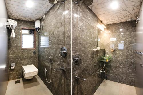 纳威孟买Hotel Radana Vashi Navimumbai的带淋浴和卫生间的浴室