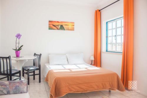 阿尔布费拉赛雷亚大浦公寓的一间卧室配有一张床、一张桌子和一个窗户。