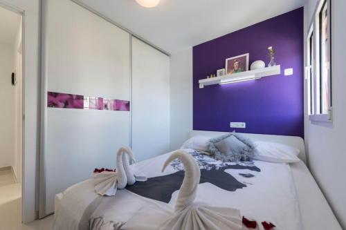 圣巴托洛梅EXCLUSIVES 2-ROOM APARTMENT TOPLOCTAION 5 minutes to beach San Agustin的一间卧室配有一张带两个天鹅的床