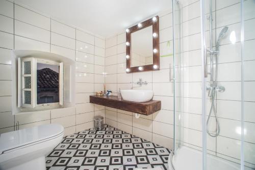 赞吉纳4 Limuna的一间带水槽、卫生间和镜子的浴室