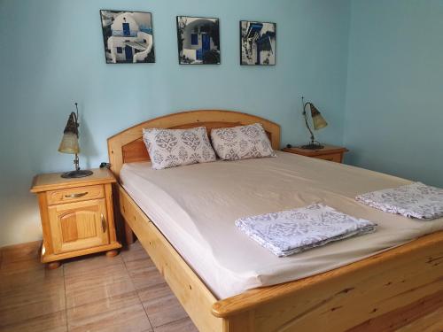 苏塞La Colline de Chott Meriem appartements的一间卧室配有一张木床和两个枕头