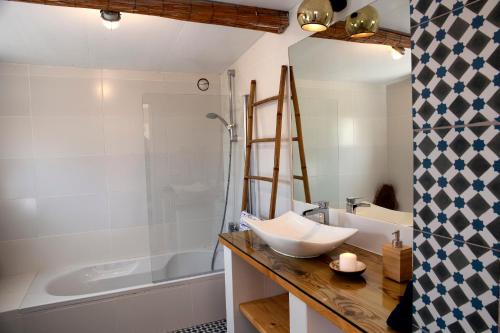 格兰杜拉Goodmuda的浴室配有盥洗盆和浴缸。