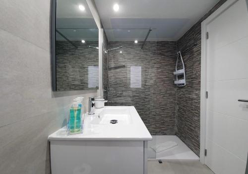 科拉雷侯Nice and sunny apartment的浴室配有白色水槽和淋浴。