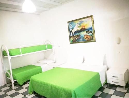 托雷拉皮罗Casa Lu Salentu的一间卧室设有两张双层床和一张可调节的地板。