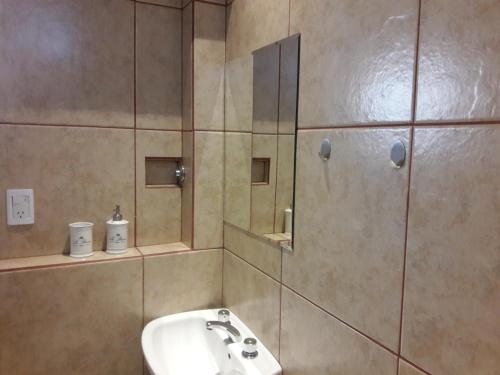 门多萨Apart Camilo的一间带水槽和镜子的浴室