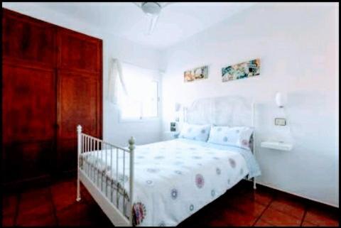 阿格特Makondo的白色的卧室设有白色的床和窗户。