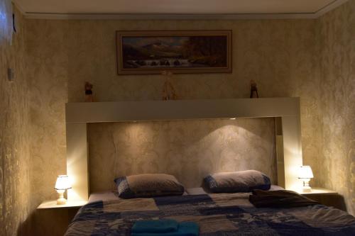 乌尔里瑟港Botten våning i privat Villa的一间卧室配有一张带两个枕头的床