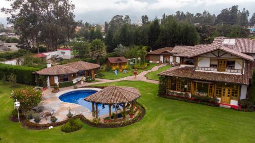 塔巴贝拉卡萨德坎波塔巴贝拉精品酒店的享有带游泳池的房屋的空中景致