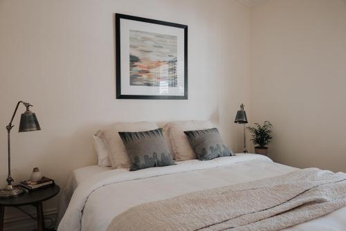亚勒旺加Apartments on Belmore -The Ferguson的卧室配有白色的床和2个枕头