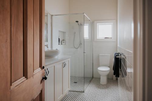 亚勒旺加Apartments on Belmore -The Ferguson的带淋浴、卫生间和盥洗盆的浴室