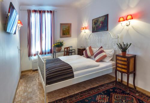 尼斯维克托瑞娜别墅家庭酒店的卧室配有白色的床