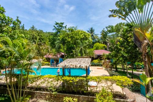 哈德姚Baan Kiao的享有度假村游泳池的景致。