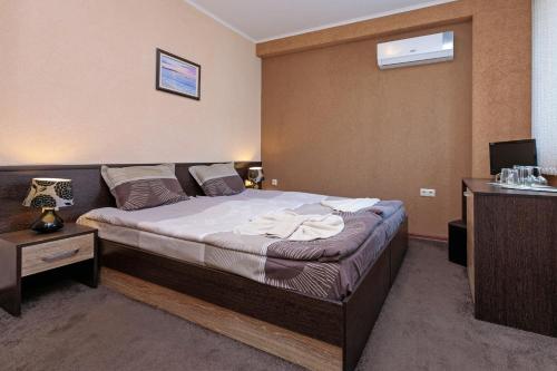 阳光海滩Villa Brigantina的一间卧室,卧室内配有一张大床