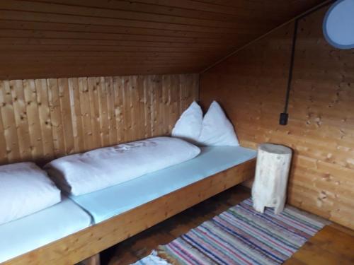 ThurnUnterniggleralm的小木屋内带两张床的房间