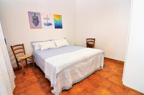 孔韦尔萨诺Angel INN的一间卧室配有一张床和两把椅子