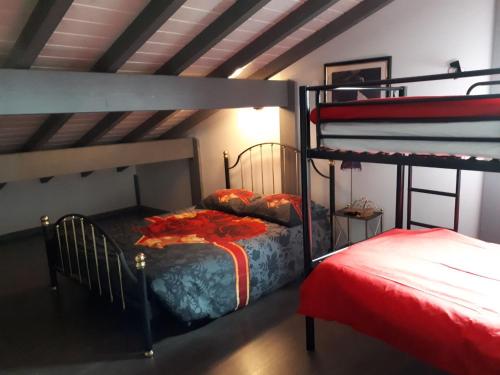 勒蒂约Le Clos Des Mynes的一间卧室配有两张双层床。