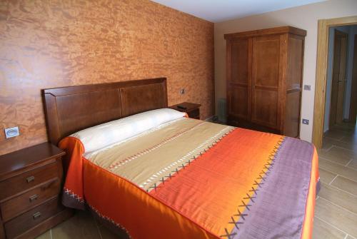 San Martín de MoncayoApartahotel La Corrala的一间卧室配有一张床和一个木制梳妆台