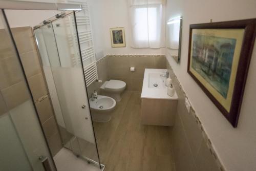 罗维戈ALL'ANTICO CAMPANILE的浴室配有卫生间、盥洗盆和淋浴。