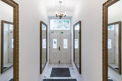 布拉格Romantic designer apartment Prague的房屋内带镜子的走廊
