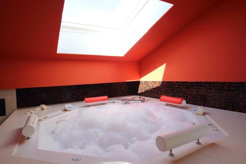泰拜尔盖VILA TABARCA QUALITY & LUXURY的配有天窗的客房内的大浴缸