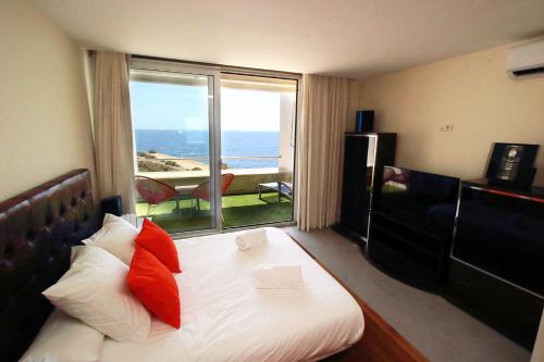泰拜尔盖VILA TABARCA QUALITY & LUXURY的酒店客房,设有一张床铺,享有海景
