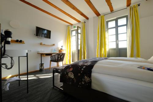 美因河畔法兰克福Hotel Schöne Aussicht的一间卧室配有一张床和一张书桌