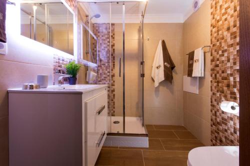 丰沙尔Antonella Home Funchal的带淋浴、盥洗盆和卫生间的浴室