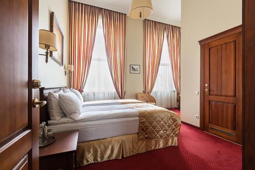 康维瓦酒店客房内的一张或多张床位