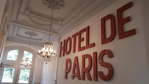 里摩日巴黎酒店的一间设有墙壁的房间,里面写着酒店巴黎的字条