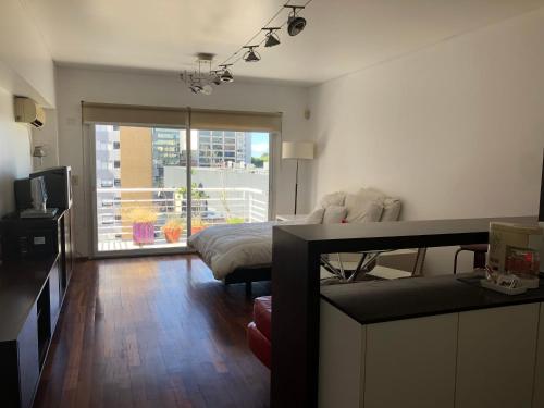 布宜诺斯艾利斯Juncal Apartamento的一间卧室设有一张床和一个大窗户
