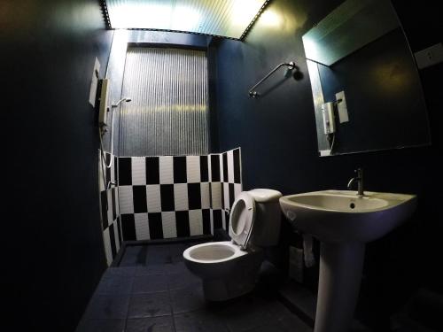拜县帕怡度假酒店的浴室配有白色卫生间和盥洗盆。
