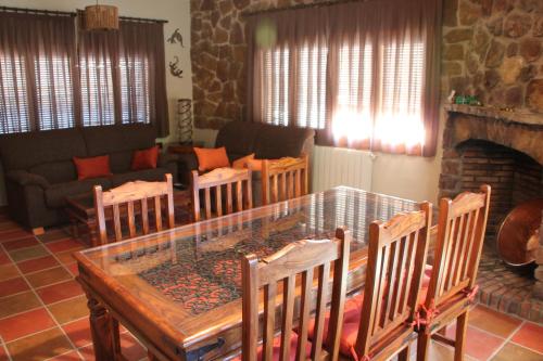 乌娜埃尔林孔德尔吉兹度假屋的客厅配有玻璃桌和椅子