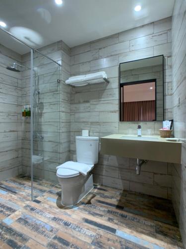 员山乡Buluba的一间带卫生间、水槽和镜子的浴室