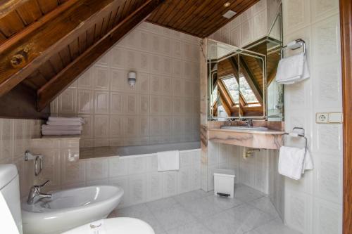 维耶拉弗福瑞达酒店的一间带水槽、卫生间和镜子的浴室
