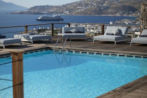 米克诺斯城萨罗米科诺斯精品酒店的游轮甲板上的游泳池