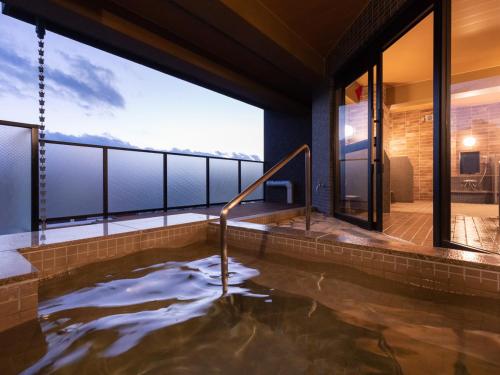 武雄市武雄艾克麦中心酒店的美景房屋内的热水浴池