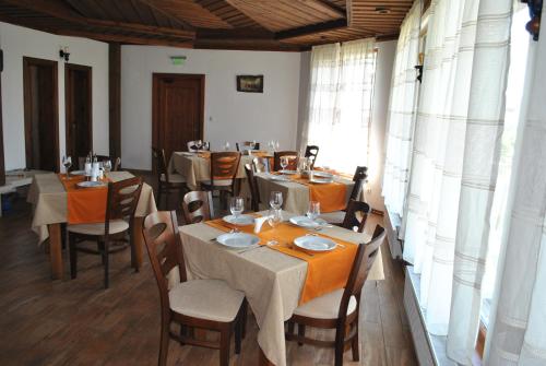 DorkovoХотел Планински кът的用餐室设有桌椅和窗户。