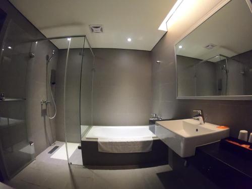 大园区桃禧航空城酒店-新馆的带浴缸、水槽和淋浴的浴室