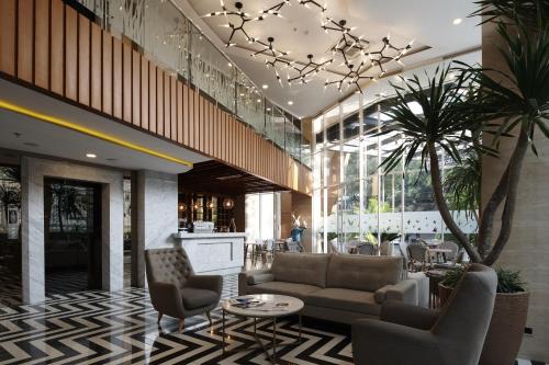 雅加达瓦希德·哈西姆沃斯豪华酒店 的大堂配有沙发、椅子和桌子
