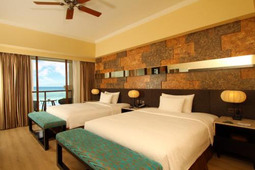 邦劳贝尔福度假酒店 的酒店客房设有两张床和一个阳台。