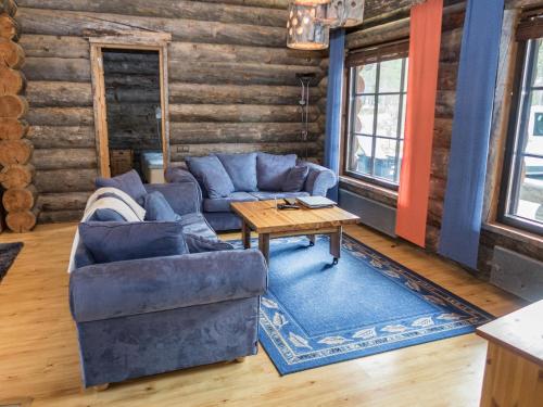 鲁卡Holiday Home Tortone by Interhome的客厅配有蓝色的沙发和桌子