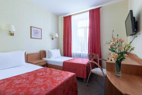 圣彼得堡观光酒店的酒店客房带两张床和花瓶