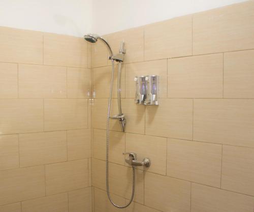 珀尼达岛Agasta Villa的浴室内配有淋浴和头顶淋浴