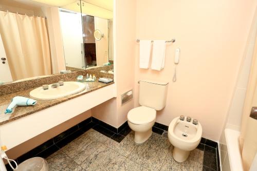 贝伦露卡公主酒店的一间带卫生间和水槽的浴室
